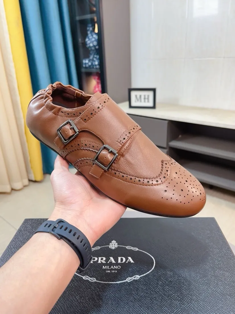 Men's shoes 💰560🌸🌸Men's shoes 💰prada/Prada New men's spliced ​​casual sports shoes. These sports shoes use exquisite stitching technology to outline a unique geometric texture, and contemporary lines and details reinterpret the classic sports style. The upper is made of ultra-official material, and the inner foot pad is made of cow leather. It is light and breathable, practical and versatile, and the outsole has a laser logo to create a comfortable wearing experience. Comes with full set of original packaging dust bag! Size: 38-44 (45 customized)